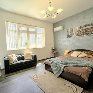 Cozy 2-bedroom Flat In The Very Center Of Appartamento Sofia